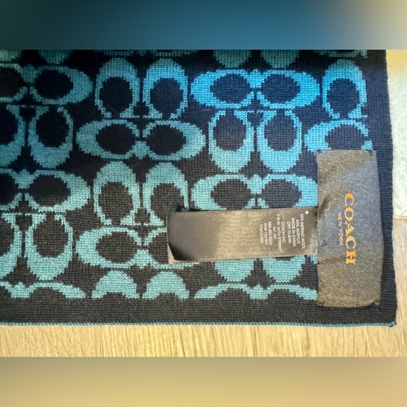 Coach. Unique knitted scarf and hat with embossed and signed coach in blue, new, - Picture 11 of 13